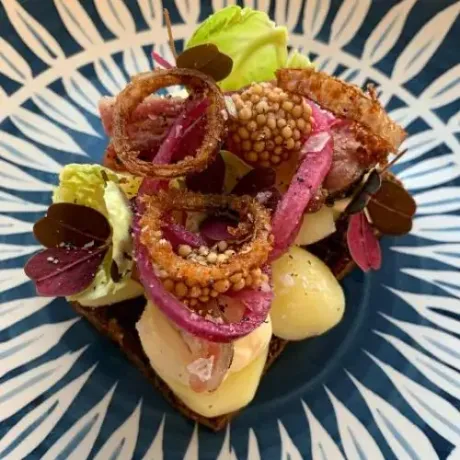 Plateret gastronomisk ret fra Gastro by Bøgh, nummer 9